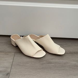 NWOT White mule sandal size 8